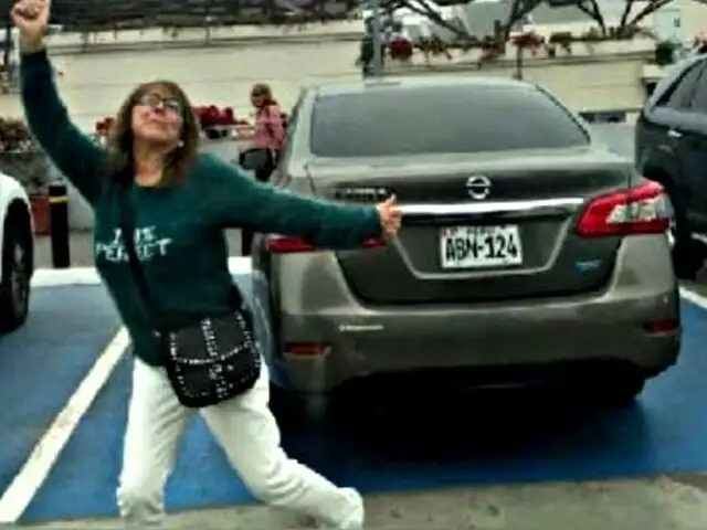 Jockey Plaza: mujer estaciona su auto en zona de discapacitados y su reacción causa indignación
