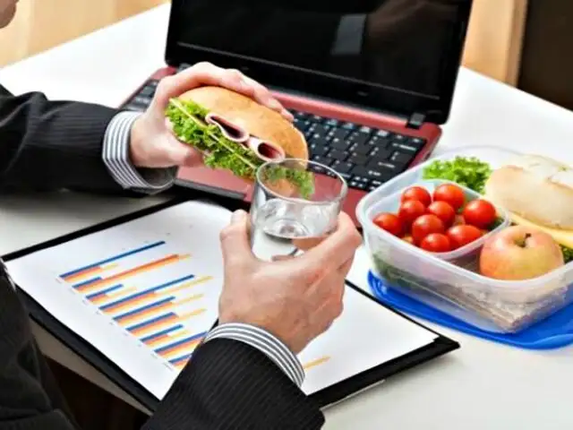¿Por qué no debe comer en el escritorio de su trabajo?: estas son las razones