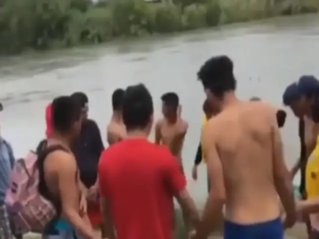 Inmigrantes rezan antes de cruzar el río Bravo, frontera de México y EE.UU