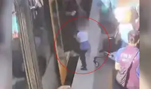 Australia: cámaras registraron el instante en el que un niño cayó a las vías del tren