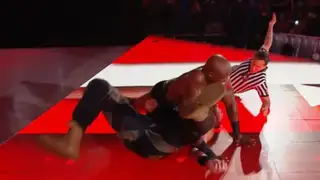 WWE: luchador casi pierde la vida durante pelea (VIDEO)
