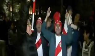Chile: comunidad peruana celebra triunfo de la bicolor en plaza de Santiago