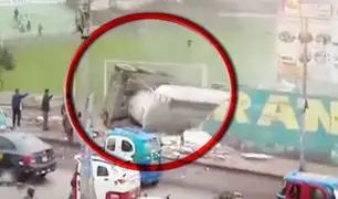 VMT: camión impactó y destruyó una pared del estadio “Teófilo Cubillas”