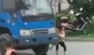 China: mujer simuló ser atropellada por un camión