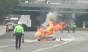 Auto quedó calcinado tras incendiarse en la Vía Expresa