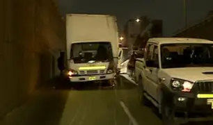 Surco: furgoneta quedó atrapada en túnel del Óvalo Higuereta