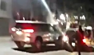 Mujer destruye auto de su esposo tras sorprenderlo siendo infiel