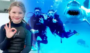 Bahamas: niña de 10 años sorprende nadando entre tiburones sin protección alguna
