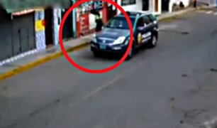 Trujillo: captan a policía 'deteniendo' a un pato en la vía pública