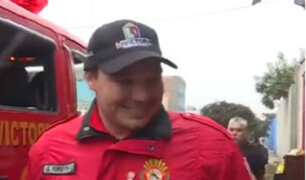 La Victoria: Forsyth hizo entrega de una motobomba y uniformes para bomberos de la estación n°8