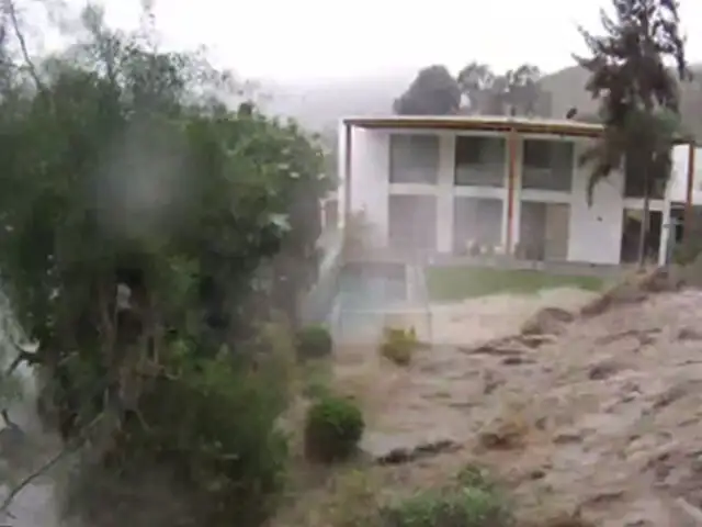 La Molina: canal de regadío rompe pared de casa y la inunda