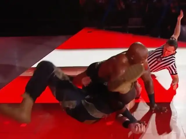 WWE: luchador casi pierde la vida durante pelea (VIDEO)