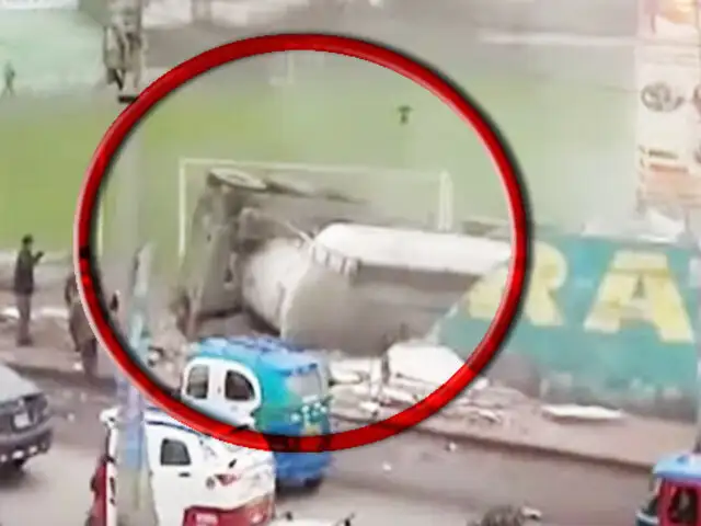 VMT: camión impactó y destruyó una pared del estadio “Teófilo Cubillas”