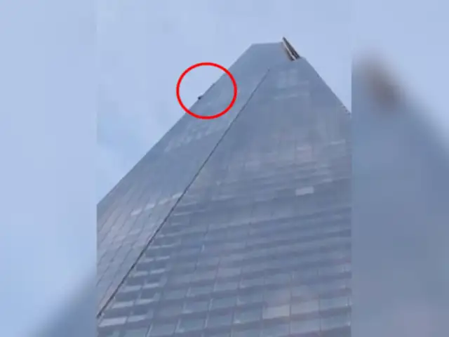 Hombre escala edificio de 95 pisos sin implementos de seguridad