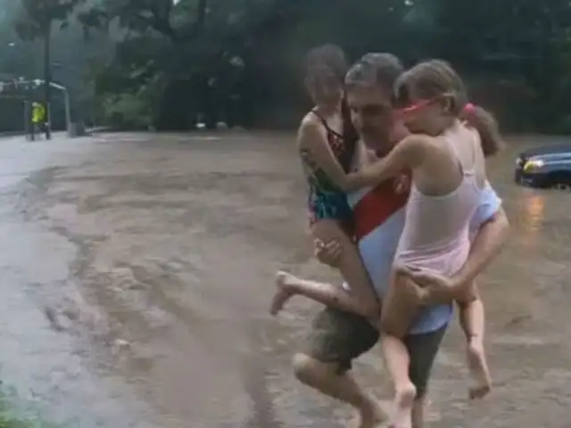 EEUU: padre de familia salva a sus hijas de inundación