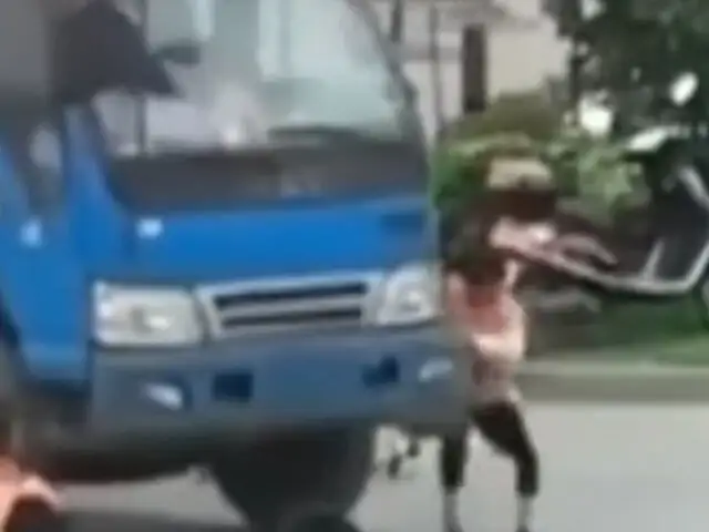 China: mujer simuló ser atropellada por un camión