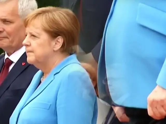 Alemania: Angela Merkel tiembla por tercera vez en acto oficial