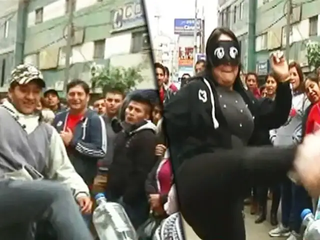 El reto de destapar una botella con una patada llega a las calles de Lima