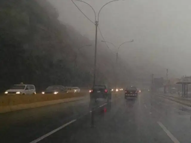 Intensa llovizna en Lima se prolongó por varias horas