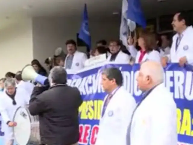 Médicos acatan paro de 48 horas a nivel nacional