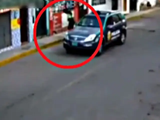Trujillo: captan a policía 'deteniendo' a un pato en la vía pública