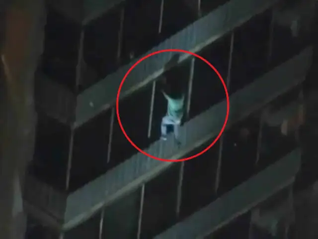 Hombre escala edificio para rescatar a su madre de incendio