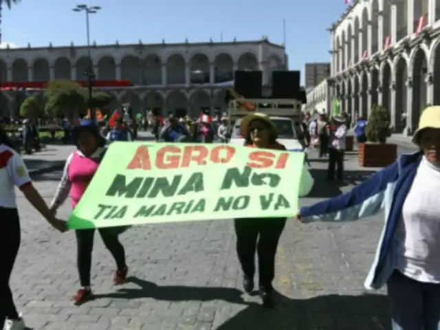 Cientos protestan en Arequipa ante llegada de presidente Vizcarra