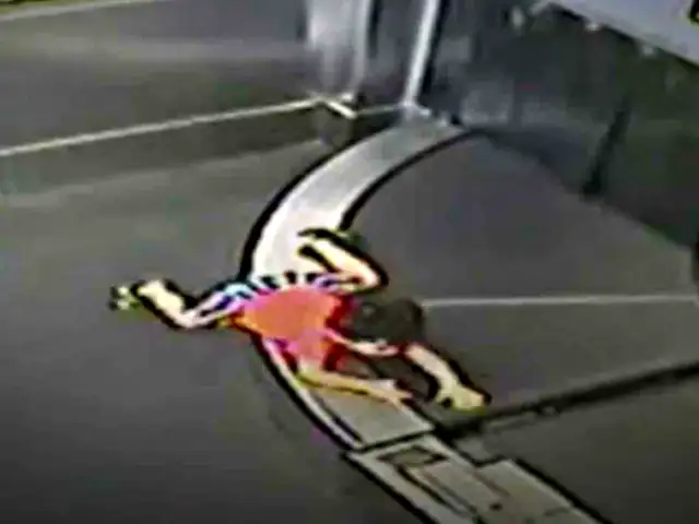 Niño es tragado por cinta transportadora en aeropuerto