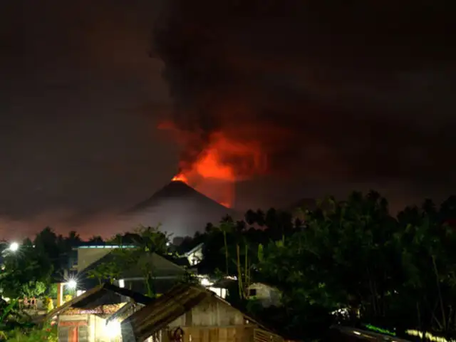 Indonesia: erupción de volcán Tangkuban Perahu causó pánico en ciudadanos