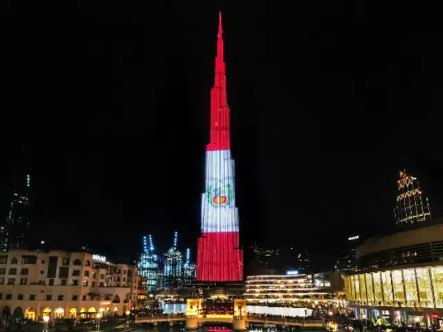 Dubai: edificio más alto del mundo se iluminó con la bandera del Perú