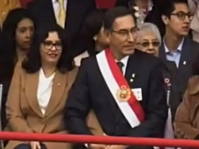 Presidente Martín Vizcarra rompió protocolo al dejar estrado oficial