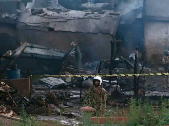 Pakistán: avión militar se estrelló en zona residencial y deja 19 muertos