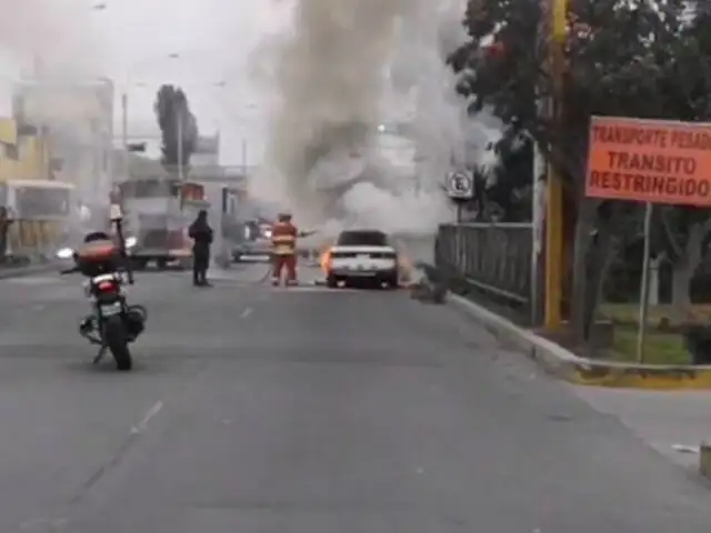 Cercado de Lima: auto se incendió en plena avenida Venezuela
