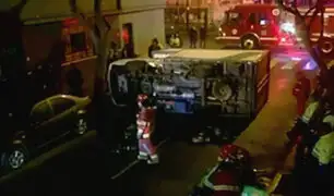 Barranco: camión se vuelca en aparatoso accidente de tránsito