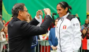 Presidente Vizcarra reveló qué le dijo Gladys Tejeda antes de colocarle medalla de oro
