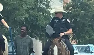 EEUU: policías se llevan a afroamericano atado de una cuerda