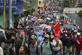Miles de hondureños marchan exigiendo la renuncia del presidente Hernández