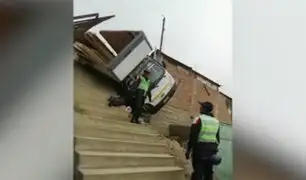 SJL: camión de carga pesada se despista y cae sobre vivienda
