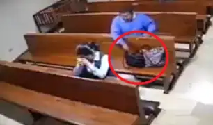 Hombre es captado robando celular dentro de iglesia