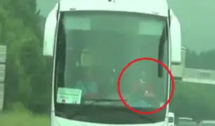 Francia: hombre es captado leyendo libro mientras conducía bus
