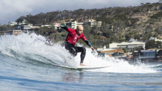 España: surfista invidente es instructor de jóvenes