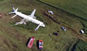 Rusia: Avión con 233 personas a bordo tuvo que aterrizar de emergencia en campo de maíz
