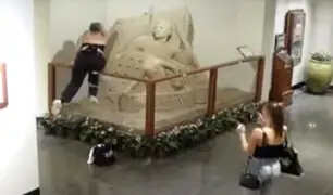 Mujeres destruyen escultura de arena en hotel de Estados Unidos
