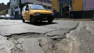 Enormes forados en calles del Cercado de Lima ponen en riesgo a conductores y peatones