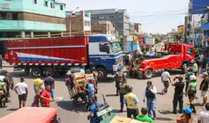 La Victoria: denuncian que camiones estacionados interrumpen el tránsito en avenida Arriola