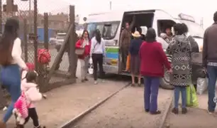 Huachipa: Combis utilizan rieles de tren como paraderos