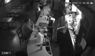 EEUU: cliente de bar no se inmutó por delincuente armado y sacó cigarro para fumar en pleno robo