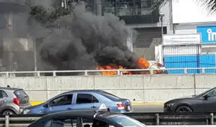 Auto se incinera en la concurrida avenida Javier Prado