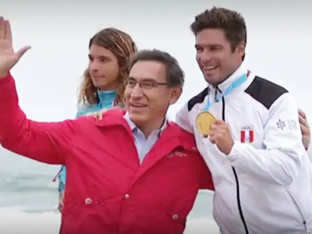 Martín Vizcarra premió a surfistas peruanos que obtuvieron seis medallas en Lima 2019