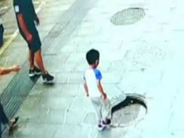 China: rescatan a niño que cae a una alcantarilla